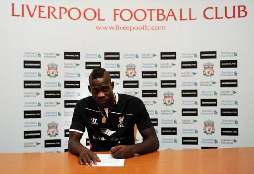 Sul profilo Twitter del Liverpool ecco pubblicata la foto più importante, quella che immortala Mario Balotelli mentre firma il contratto. Ansa